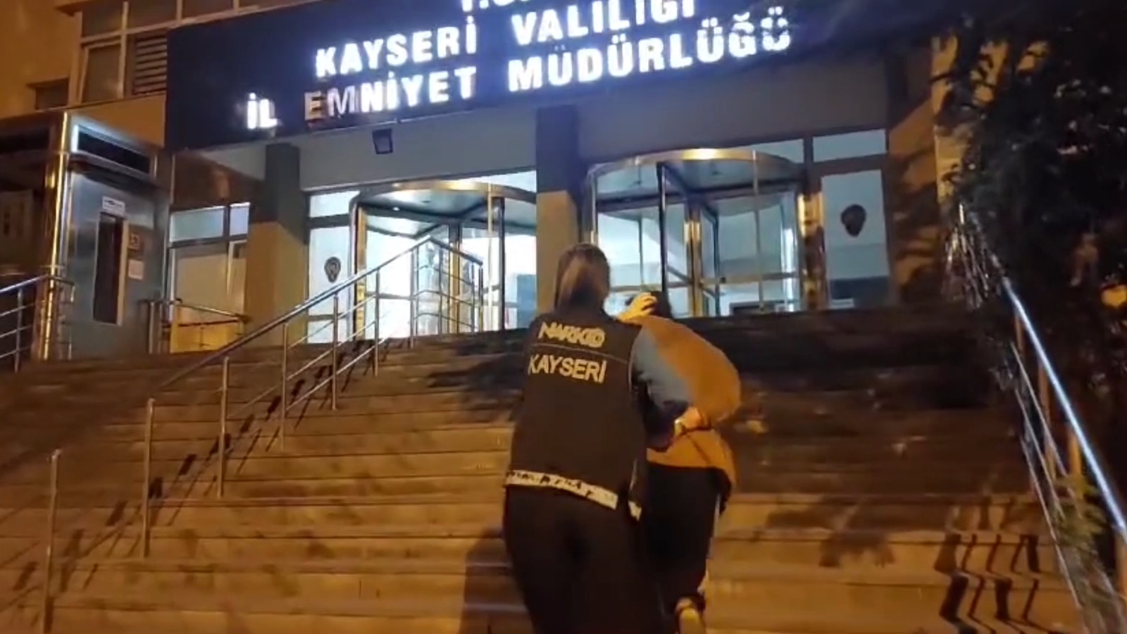 Narkotik operasyonunda 2 firari yakalandı